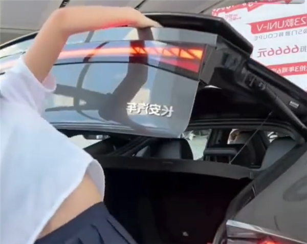 长安汽车尾翼把女主播夹的惨叫连连 岚图CEO:实测自家车型没问题