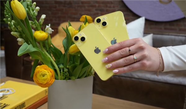 苹果推出黄色款iPhone 14!美女小姐姐上手:实机感受下