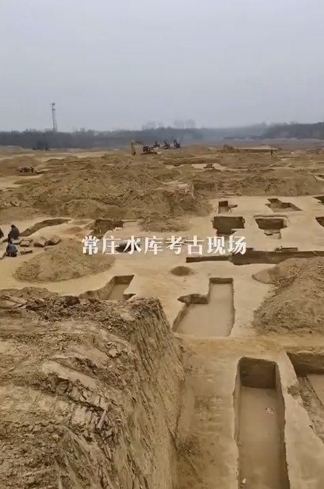 河南郑州一水库疑似发现汉朝古墓：陶陶罐罐真不少