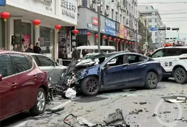 官方通报特斯拉追尾公交 致1死1伤:女乘客没系安全带 现场视频还原 速度飞快