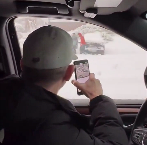 特斯拉Cybertruck雪地陷车：丰田皮卡成功救援