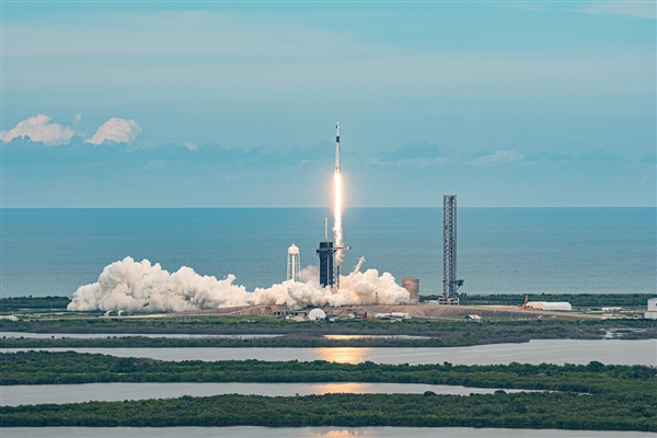 SpaceX“龙”飞船搭4人飞赴国际空间站:一个座位3.8亿元