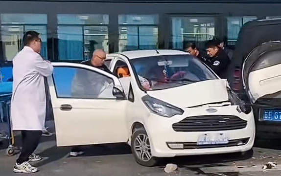 老头乐事故后失控：绕着路虎卫士不停转圈