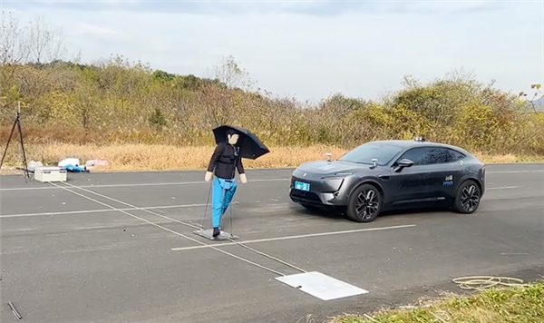 华为AEB救人一命：阿维塔11夜间识别黑衣人横穿马路紧急制动