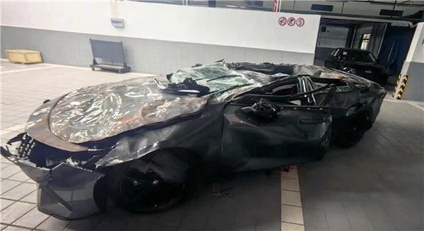 长安轿车被压扁车内两人奇迹生还 实车照片曝光