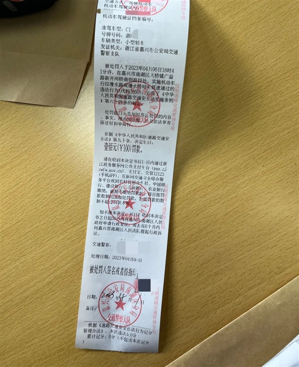 太危险!汽车溅起两米水花滋倒电动车 戴头盔也颅内出血