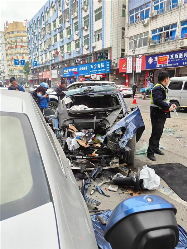 温州特斯拉车祸驾驶员已苏醒:得知副驾妻子去世