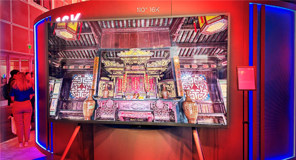 像素数达4K16倍!京东方展出全球首款110英寸16K显示屏