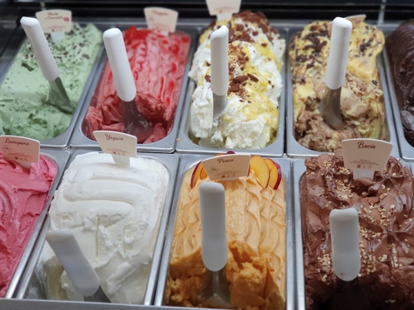 冰淇淋只给外国人道歉后 探访风波中的宝马mini展台:有男子免费派发甜筒