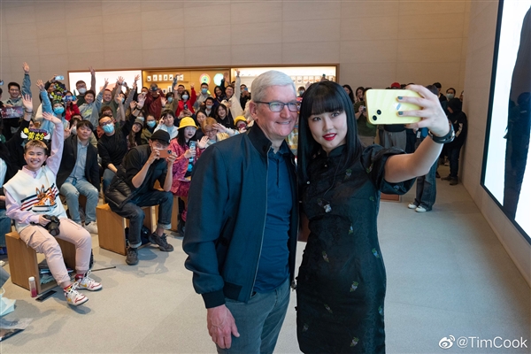 库克现身北京三里屯Apple零售店:微博晒自己与黄龄合影