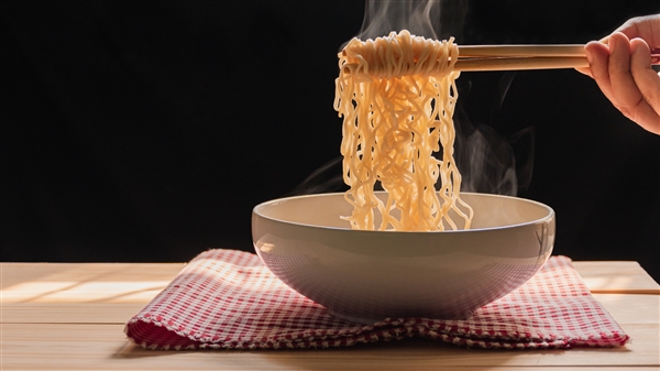 康师傅冰红茶牛肉面引发热议 网友：那得是什么味