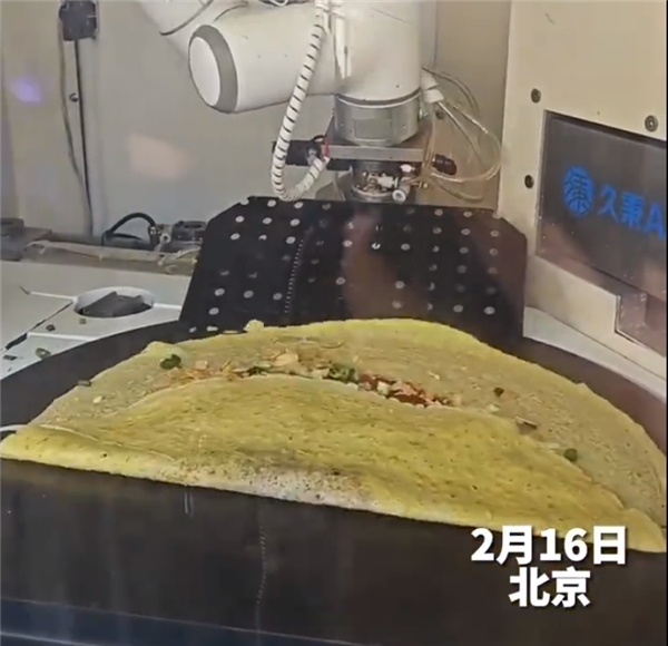 北京一地铁口现煎饼果子机器人:3分钟一个 可选要不要香菜