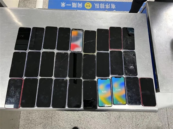 被紧张神情出卖!女子电动车电池仓藏28台iPhone入境被查