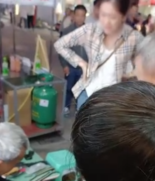 女子三千元的鞋被修坏当场气哭 鞋匠大爷:没听说过3000块的鞋