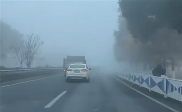 一语成谶 轿车大雾天不开灯乱蹿遭女子吐槽：不多时果然出事故