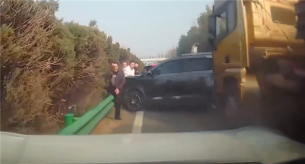 二次事故猛于虎!高速路轻微剐蹭不撤离:一男子双腿被撞断