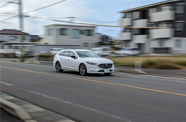 13岁孩子偷开马自达上路 撞坏7辆车 被保洁阿姨拦停