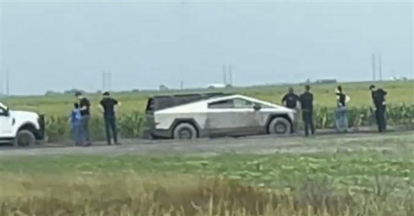 史诗级尴尬!马斯克驾驶Cybertruck结果趴窝:在农田里陷车