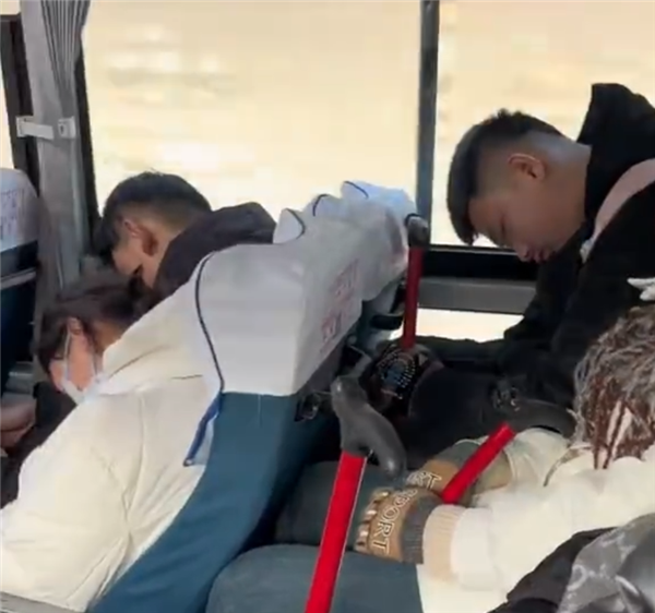 男子实拍“爬完泰山一车人全都老实了” 网友：原来泰山压顶这么来的