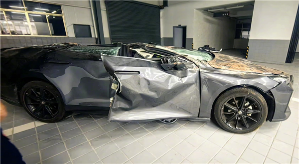 长安轿车被压扁车内两人奇迹生还 实车照片曝光