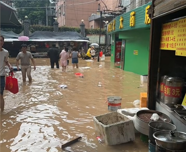 桂林暴雨部分城区街道变成威尼斯 有市民划船出行