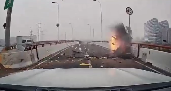 上海中环内圈发生单车事故 官方通报:车辆起火翻滚地面 驾驶员死亡