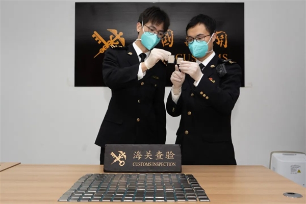 散片就是这么来的?男子腰缠155片CPU入境被海关查获