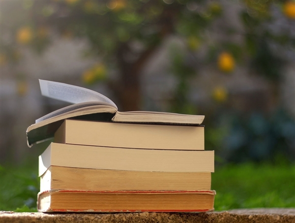 姥爷给外孙女辅导功课被百万网友蹭课：网友急需同款姥爷