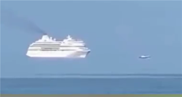 俄罗斯索契海域现海市蜃楼:一艘巨大客轮漂浮天空(图1) 俄罗斯索契海域现海市蜃楼:一艘巨大客轮漂浮天空