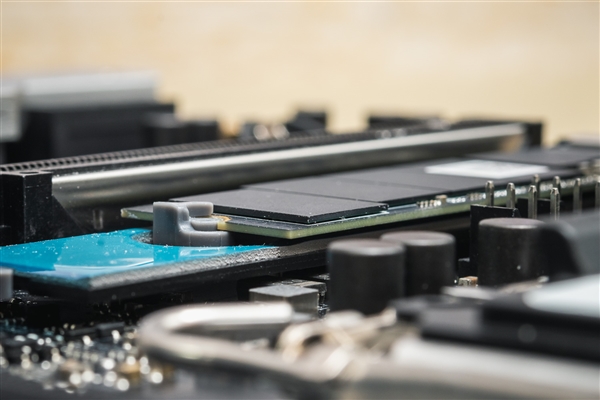 对飙三星990 Pro 价格更便宜!长江致态4TB SSD杀到:扛起国产存储性价比(图1) 对飙三星990 Pro 价格更便宜!长江致态4TB SSD杀到:扛起国产存储性价比