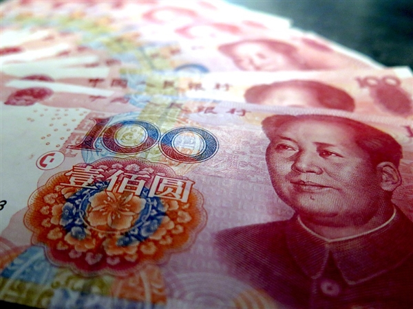 高速上2车追尾洒落大量现金 场面壮观:网友直呼想停车去捡 目击者称是冥币