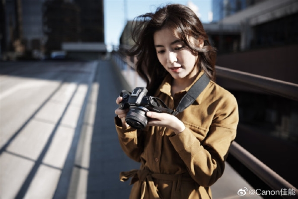 4599元!佳能EOS R50发布:329克超轻便 支持无裁切6K